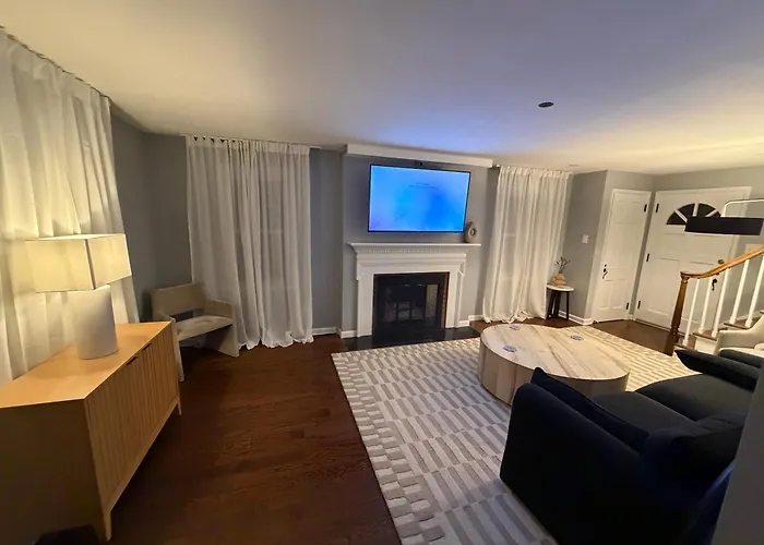 Beautiful Three Bedroom Two Bathroom One Car Garage Spacious Stylish House