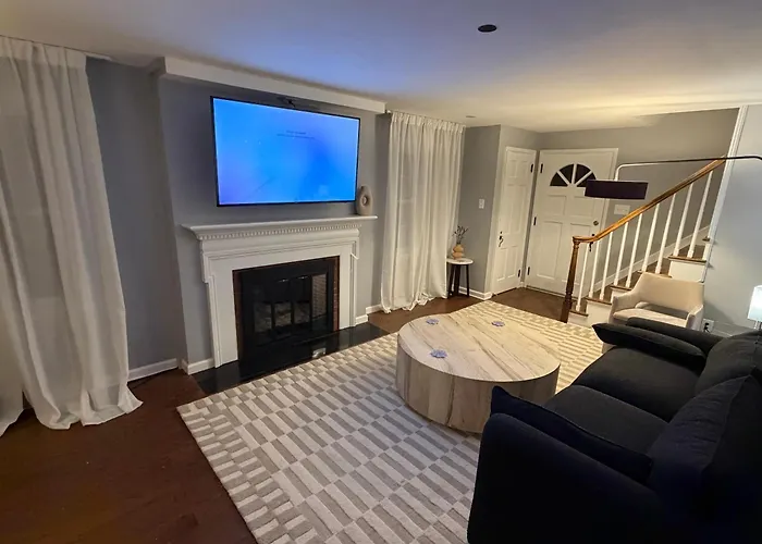 Beautiful Three Bedroom Two Bathroom One Car Garage Spacious Stylish House Villa *