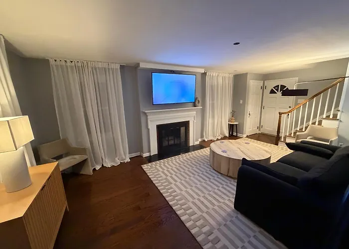 Beautiful Three Bedroom Two Bathroom One Car Garage Spacious Stylish House Villa *