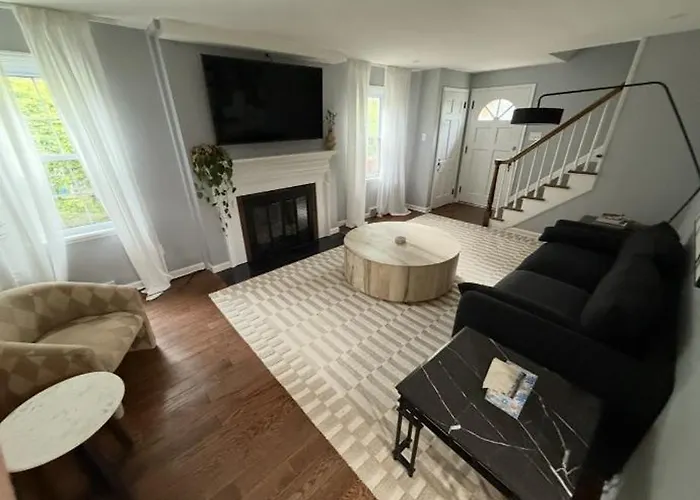 Beautiful Three Bedroom Two Bathroom One Car Garage Spacious Stylish House Villa