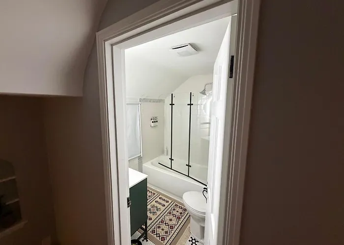 Beautiful Three Bedroom Two Bathroom One Car Garage Spacious Stylish House Villa