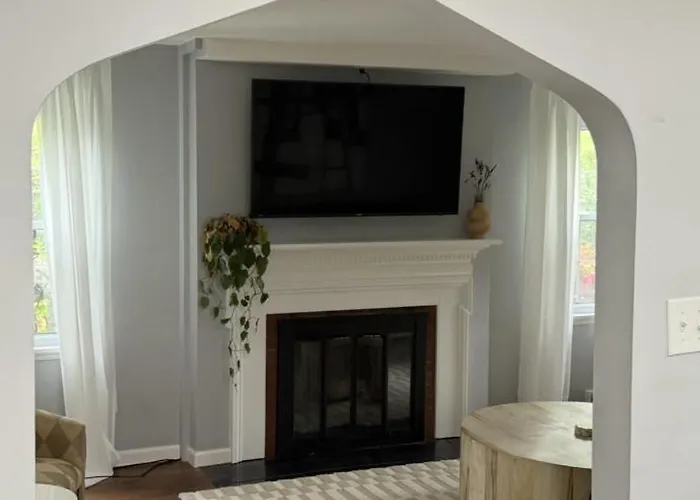 Beautiful Three Bedroom Two Bathroom One Car Garage Spacious Stylish House Villa Pittsburgh
