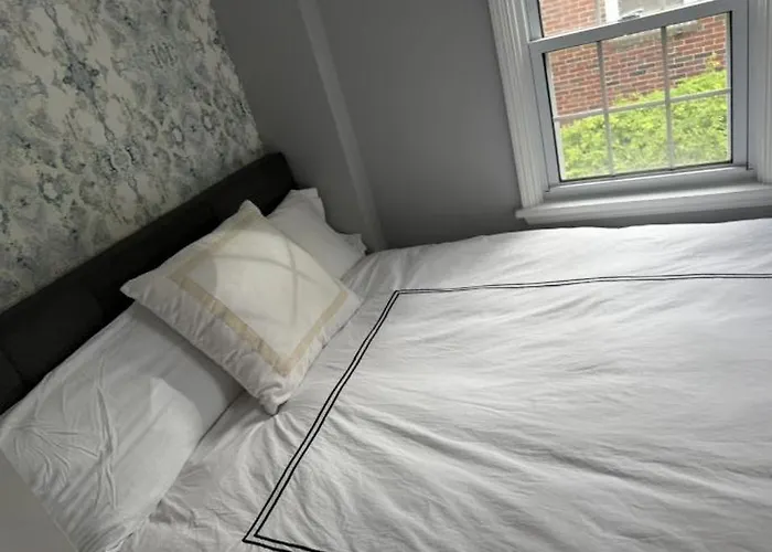 Beautiful Three Bedroom Two Bathroom One Car Garage Spacious Stylish House