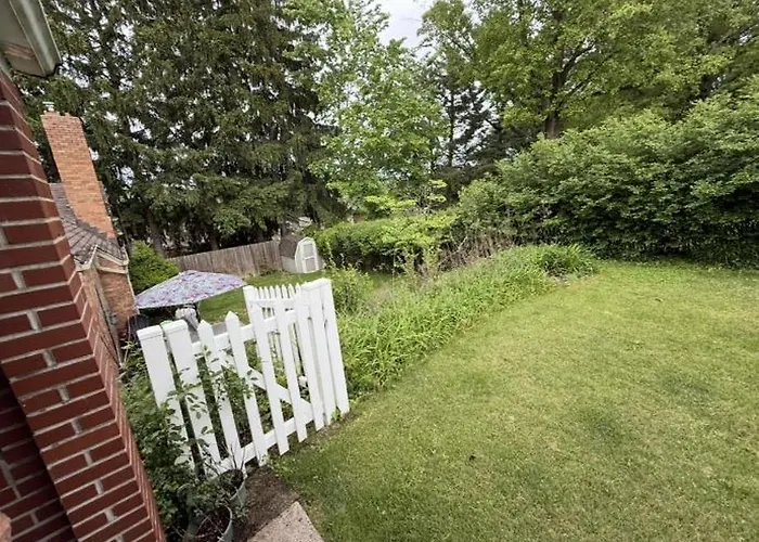 Beautiful Three Bedroom Two Bathroom One Car Garage Spacious Stylish House Villa *